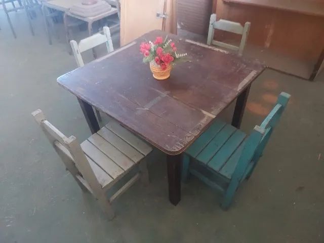 Jogo de Mesa com 4 cadeiras (Infantil)