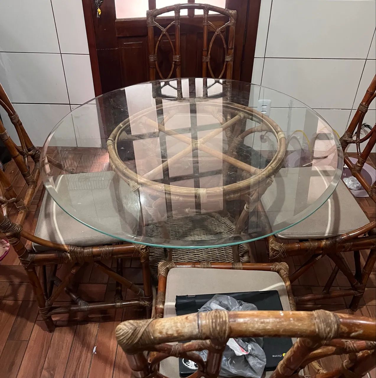Mesa de bambu com tampo de vidro acompanhado de 4 cadeiras