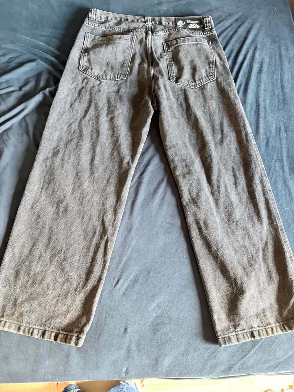 calça jeans preta. peça unica, tamanho 44  - Foto 4