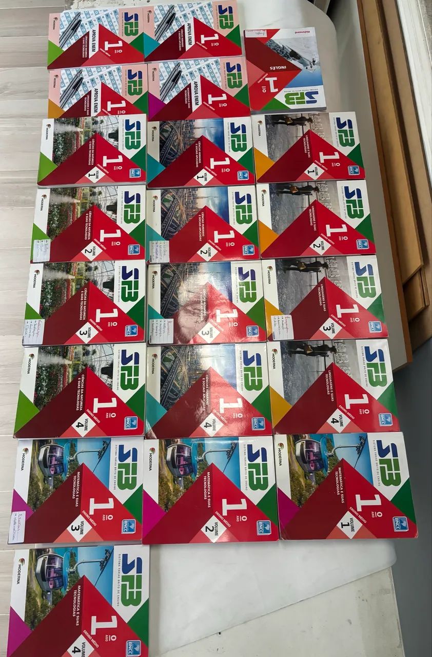 Livros Farias Brito 1ano de ensino médio semi novos com algumas paginas usadas 