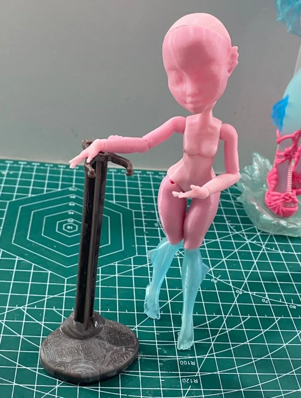 Mini Monster High Lagoona G3 com mini suporte - Foto 3