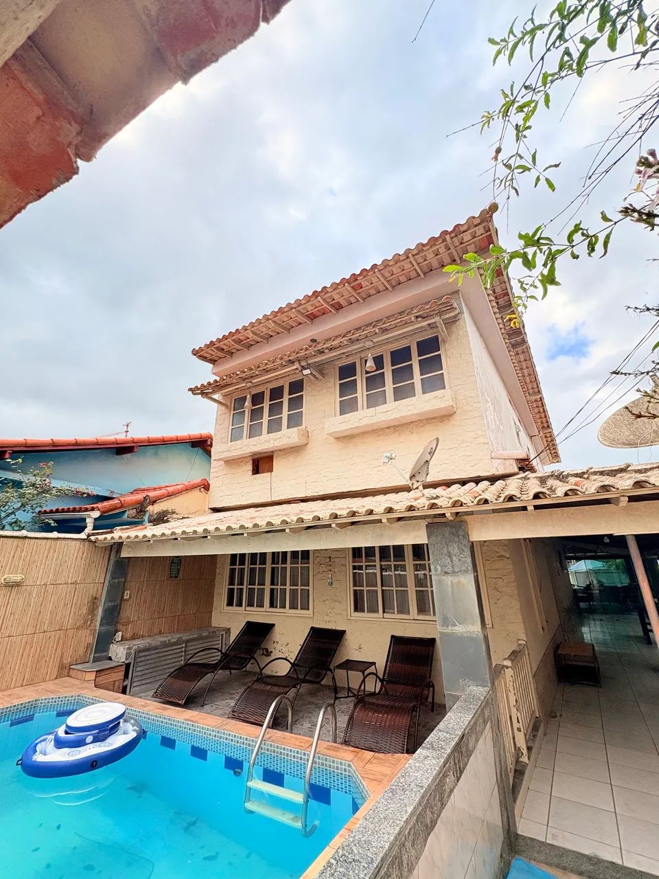 Casa em Saquarema: Conforto, Lazer e Praia a Poucos Passos. 