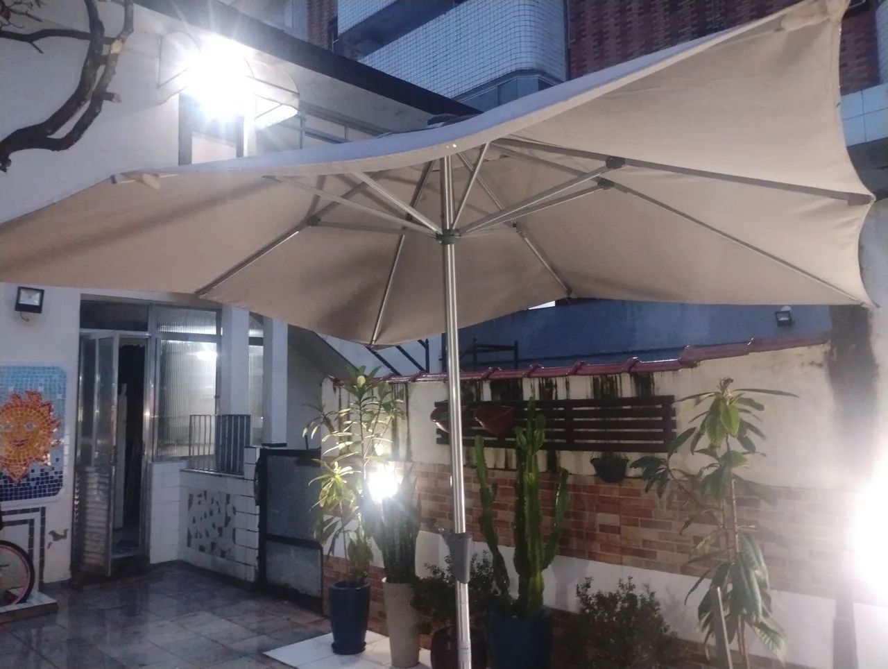 Ombrelone Central 2,71x2,85x2,85m em Alumínio Taupe Sonora LED Naterial