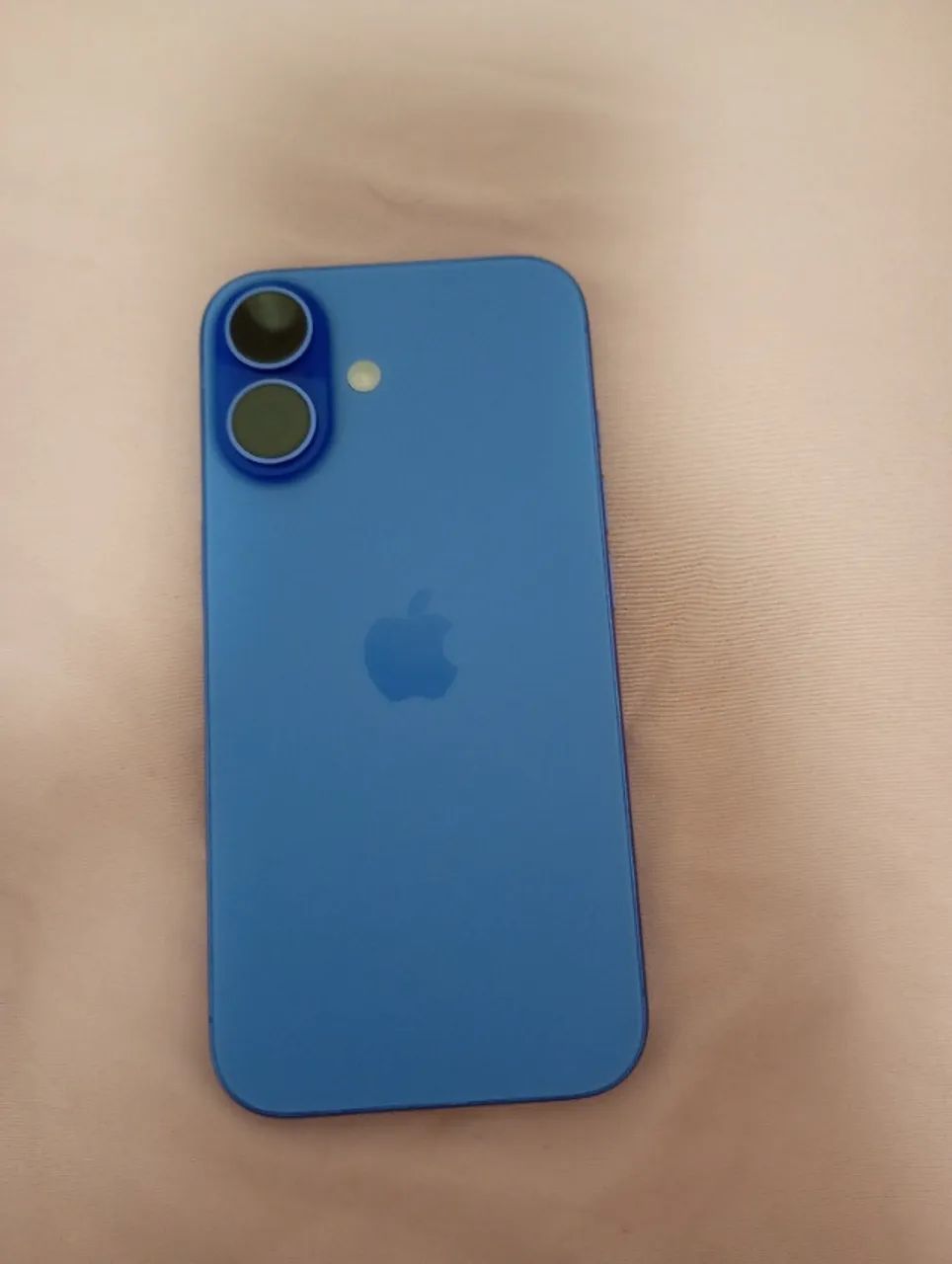 iPhone 16 128 GB azul usado com capas e carregador - Foto 2
