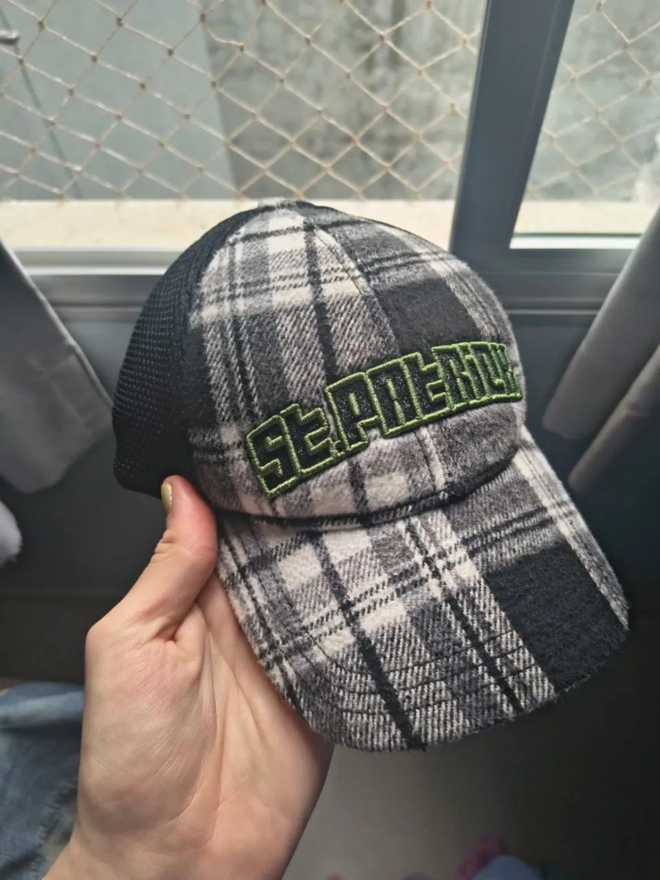 Boné Chilli Beans trucker quadriculado Y2K