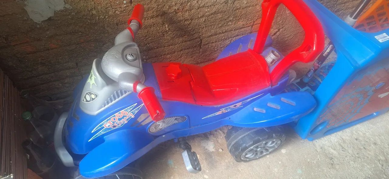 Motoca de pedal e com guia