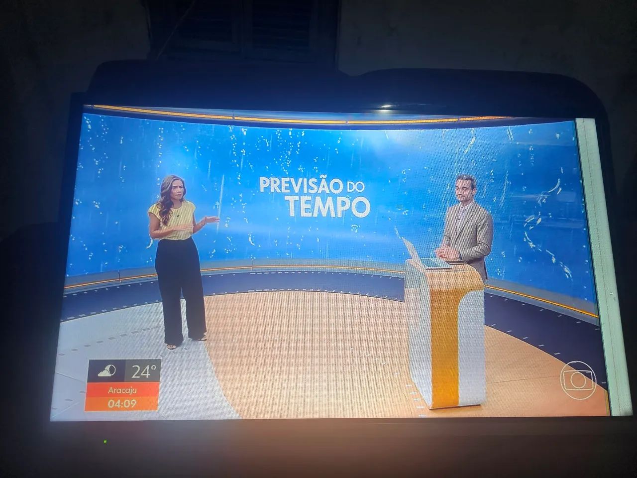 Tv esmat tem um detalhezinho na tela mas não interfere no uso - Foto 6