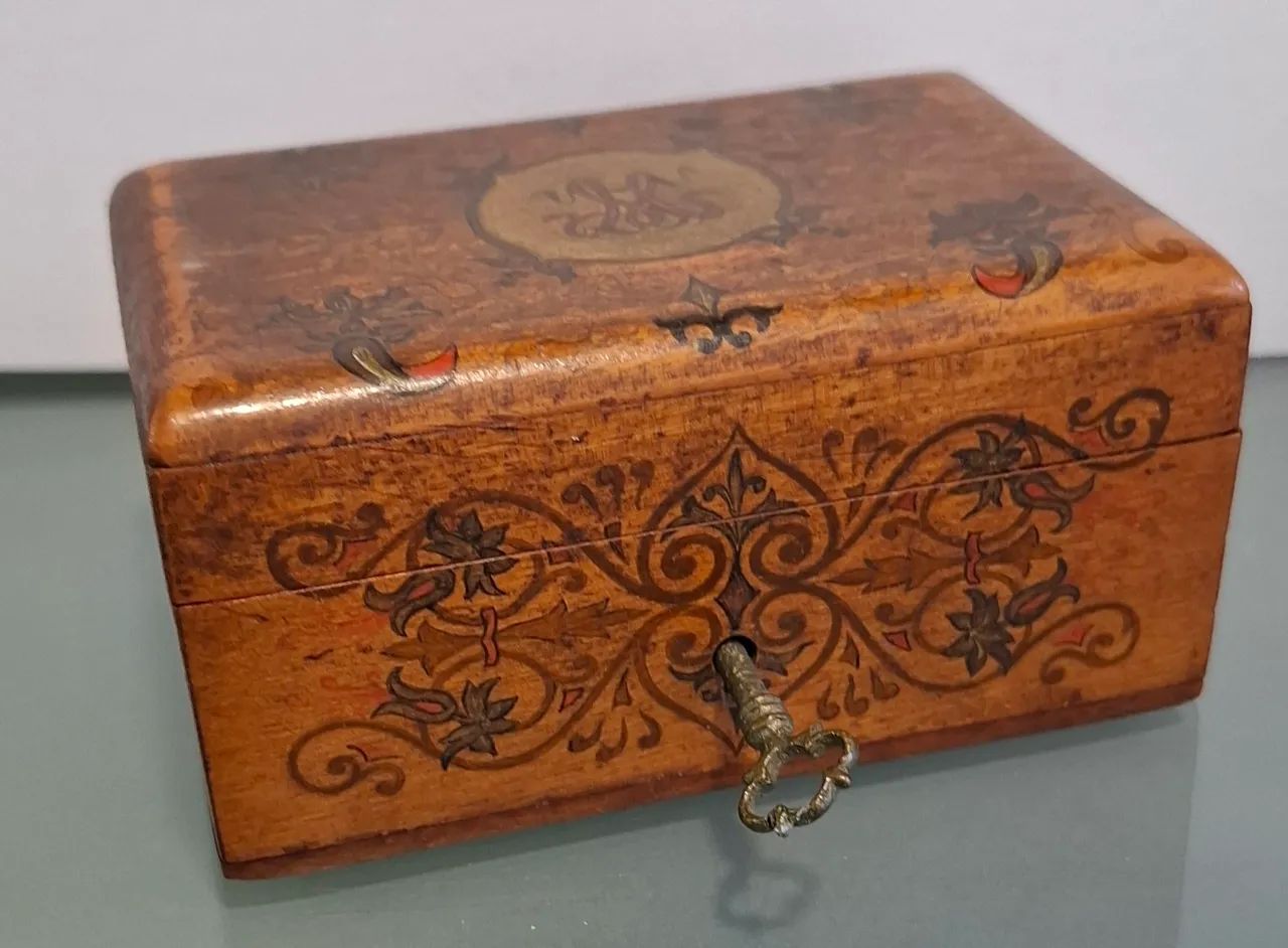 Caixinha de madeira antiga com ilustrações pintadas 