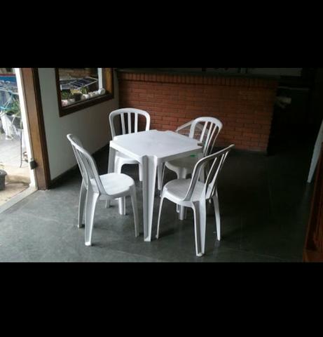 Conjunto de mesa e cadeiras