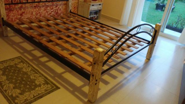 Cama casal padrão ferro e madeira patinada linda - Foto 2
