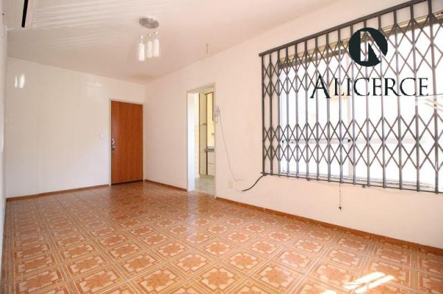 Imóvel com três dormitórios e sala ampla. condomínio tranquilo. - Foto 2
