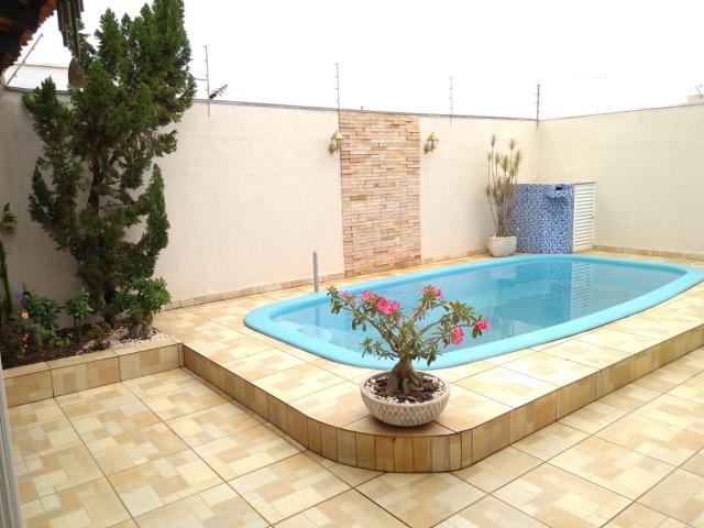 Linda casa em condomínio fechado, 3 quartos (1 suíte), com piscina
