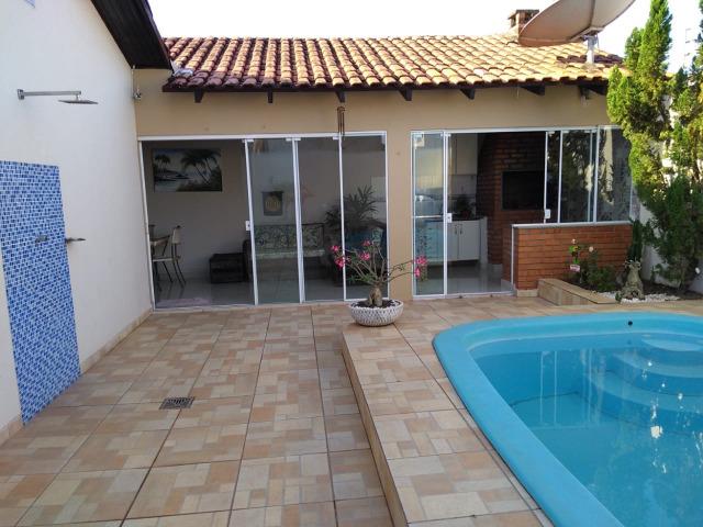 Linda casa em condomínio fechado, 3 quartos (1 suíte), com piscina - Foto 17