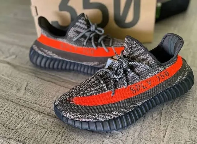 Yeezy v2 carbon beluga Novo