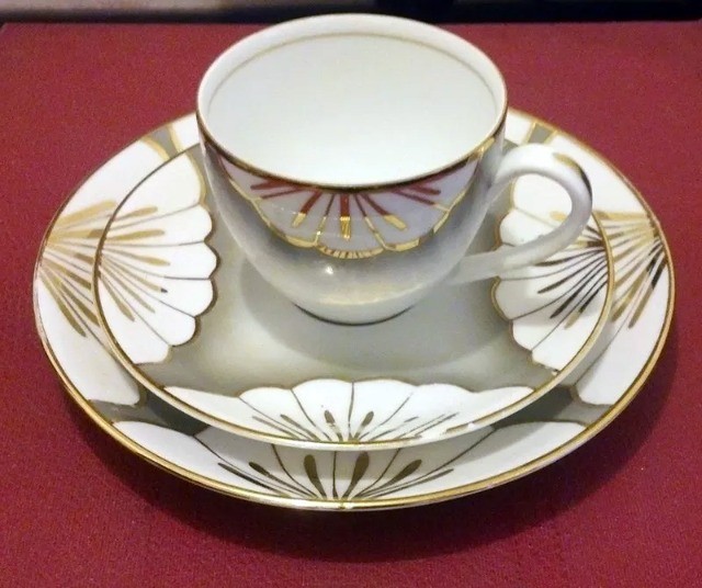Jogo de Chá Porcelana com Filetes em Ouro Velho.