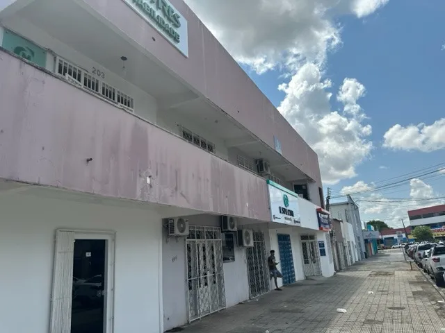 Venda. Prédio comercial com 10 salas. 540 m2 de área edificada. Centro.