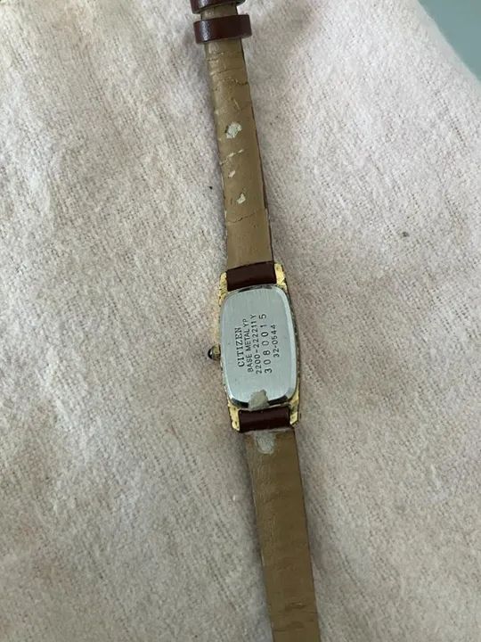 Relógio Feminino Citizen retangular dourado (pulseira bem desgastada)= R$ 185,00 - Foto 3