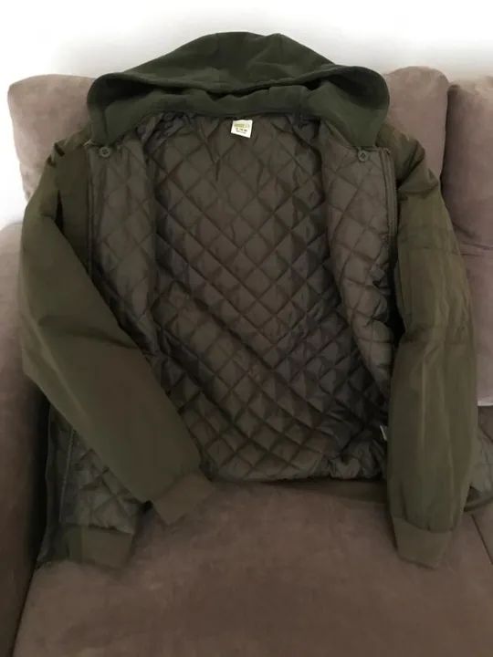 Jaqueta infanto juvenil verde militar com capuz, impermeável e acolchoada.  - Foto 3