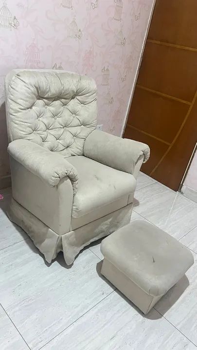 Cadeira de amamentação com balanço e puff  - Foto 3