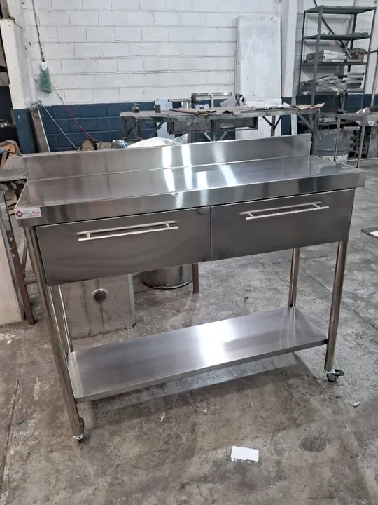 Mesa de trabalho em aço inox com gavetas