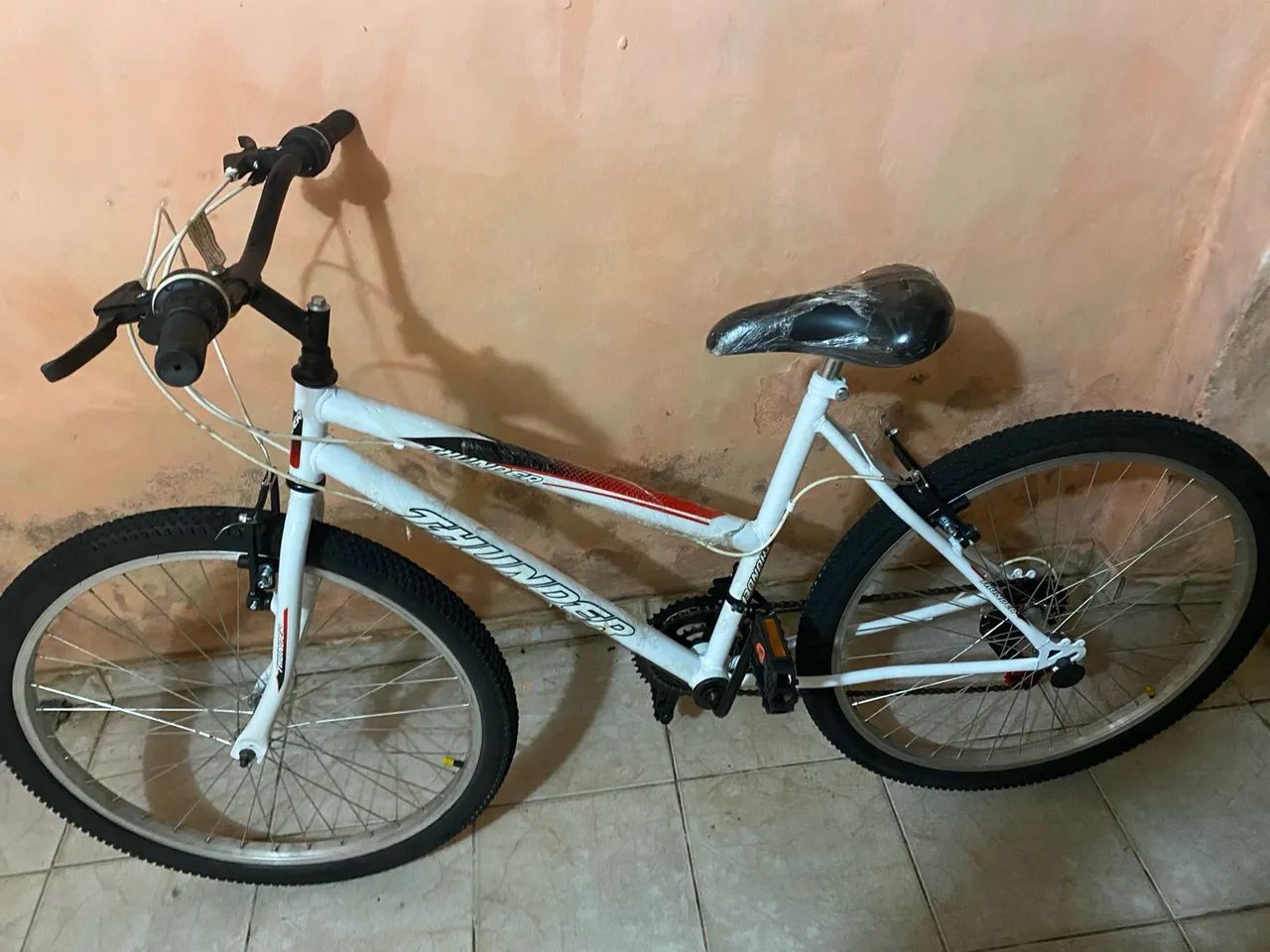 Vendo bicicleta aro 26 nova com plástico nunca usada - Foto 2