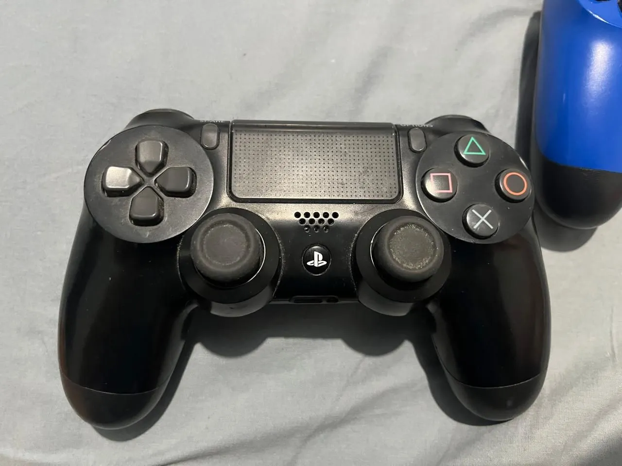 Controles de PS4 Preto/azul semi novos, 400 os dois controles