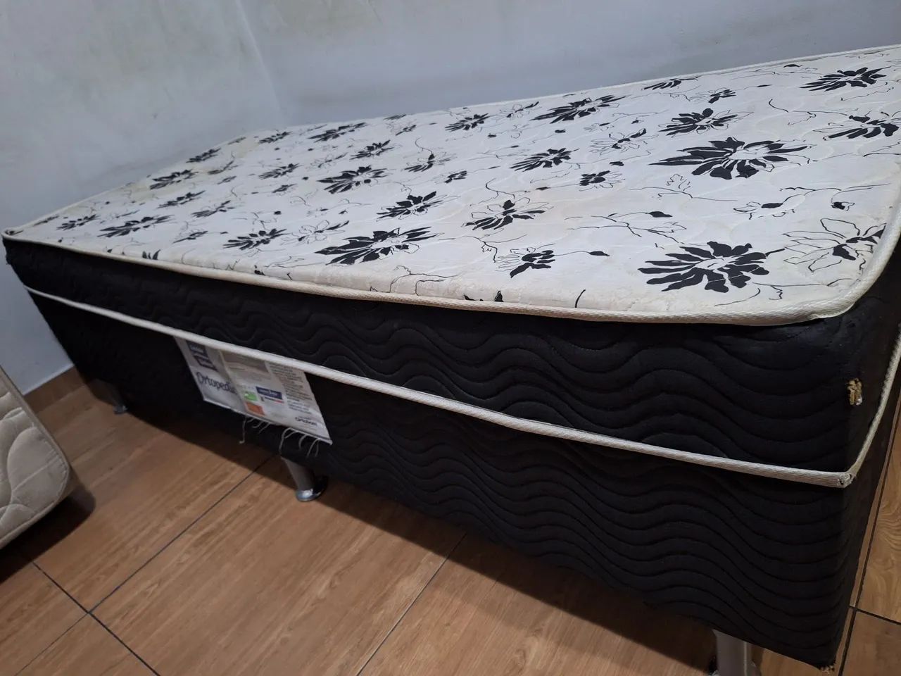  Vendo Cama Box de Solteiro e colchão de mola R$200s  - Foto 4