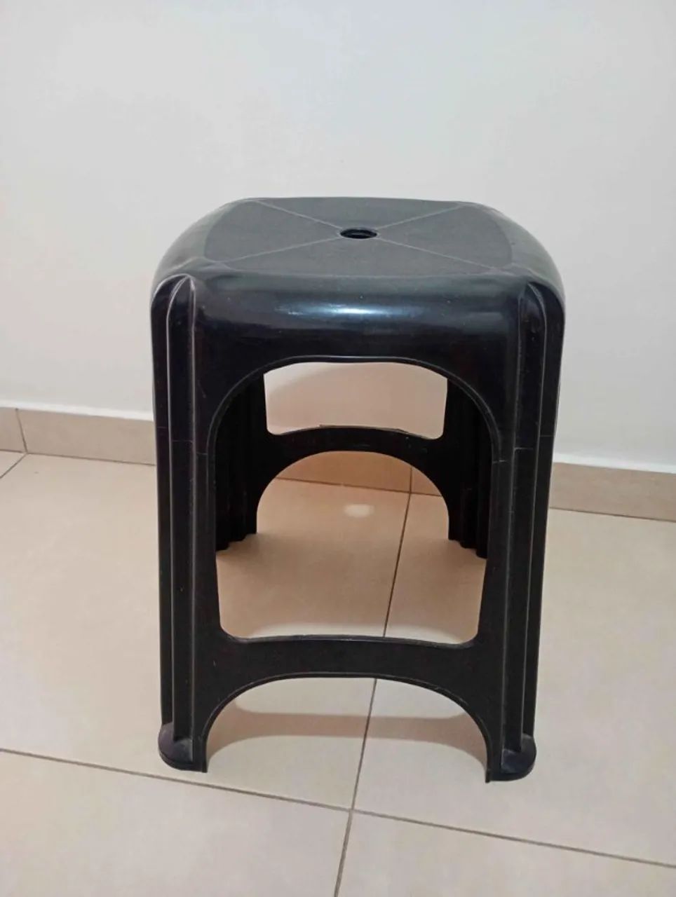 Banquinho em Plástico Preto 46 cm x 33 cm x 33 cm - Foto 2