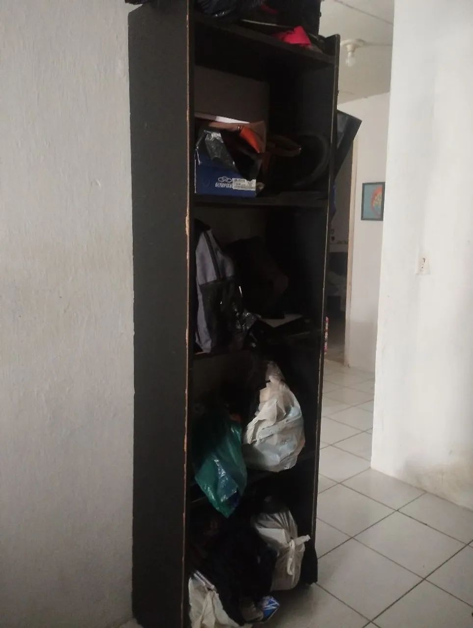 2 Estante de madeira escura 