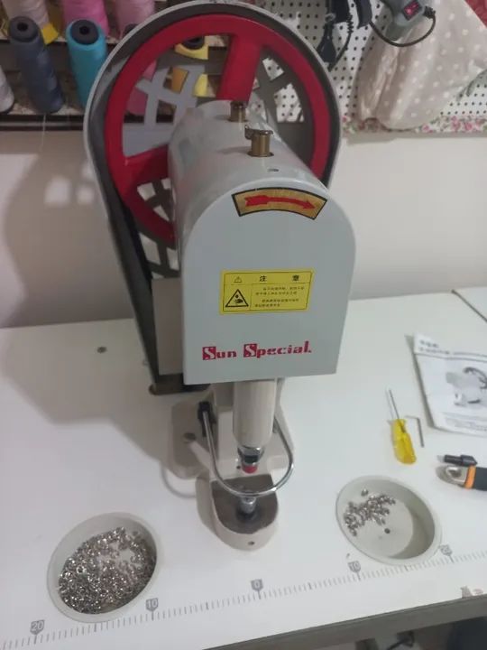 MÁQUINA DE COSTURA, PREGAR BOTÕES, REBITES, ILHÓS E OUTROS - Foto 3