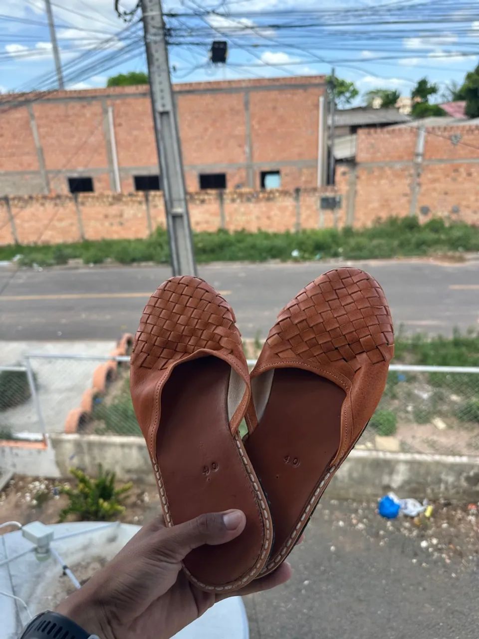 Chinelo de Couro Trançado Marrom - Foto 2
