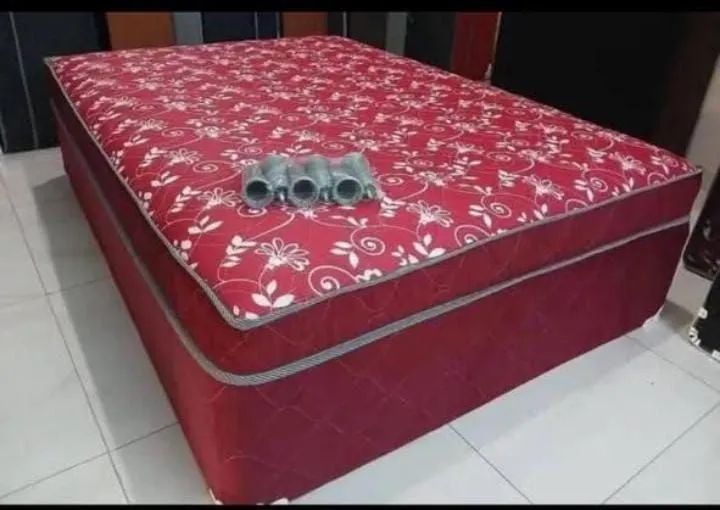 Cama casal vermelha na embalagem 