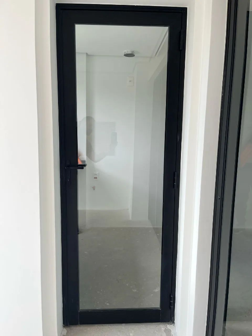 Porta de giro vidro incolor acabamento preto 80x210