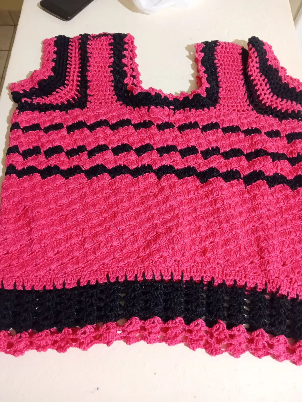 Blusa de crochê rosa e preta