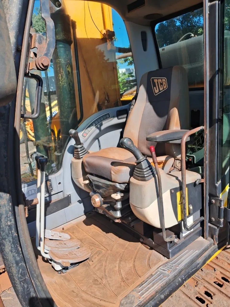 Escavadeira JCB JS200 ano 2008    - Foto 3