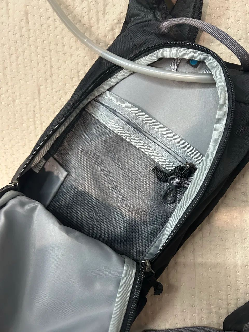 Mochila de hidratação Thule 2.5 litros - Foto 2