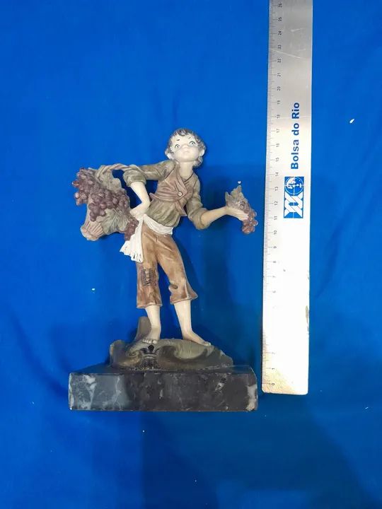 Estatueta de menino com uvas - Foto 4