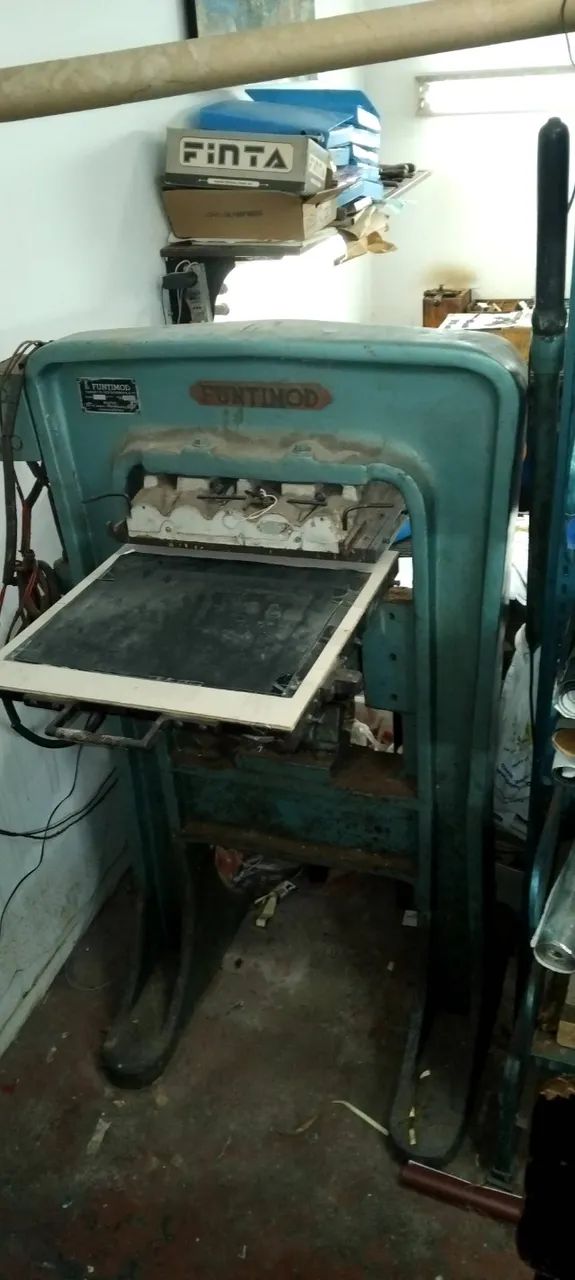 Máquina de gravação profissional com algumas fontes de linotipos  - Foto 2