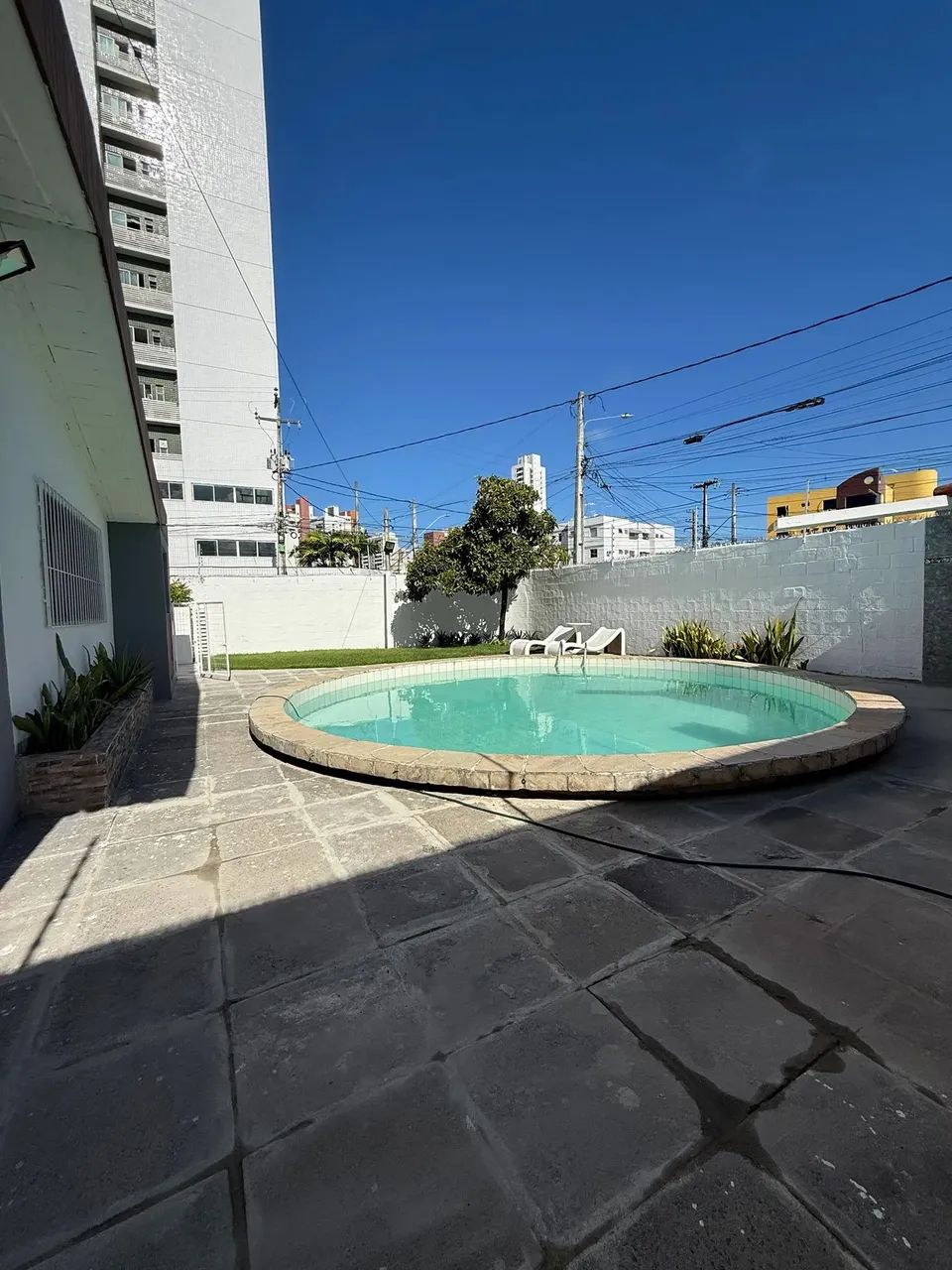 Linda casa com piscina e amplo terreno