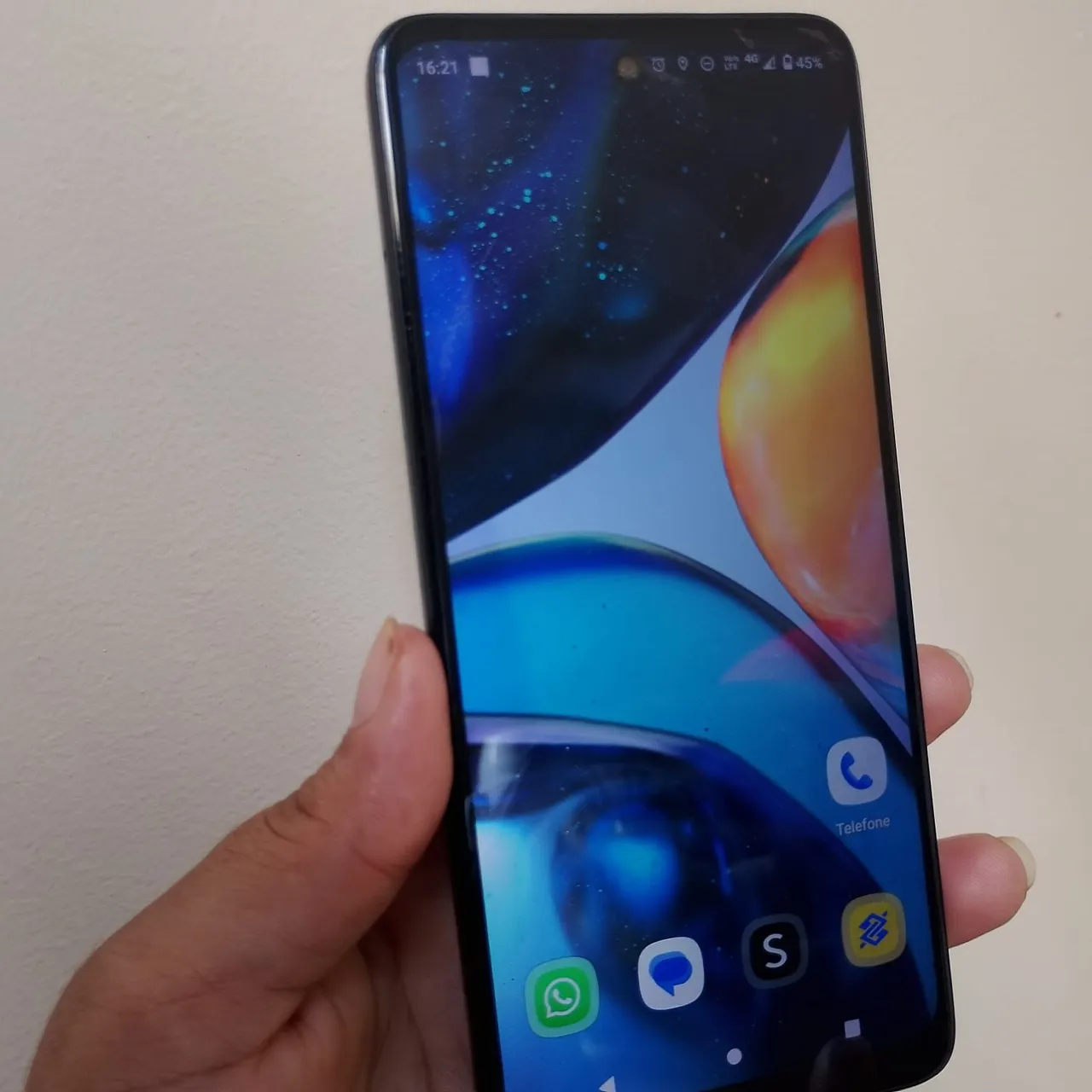 Smartphone Motorola com tela vibrante e câmera de alta resolução
