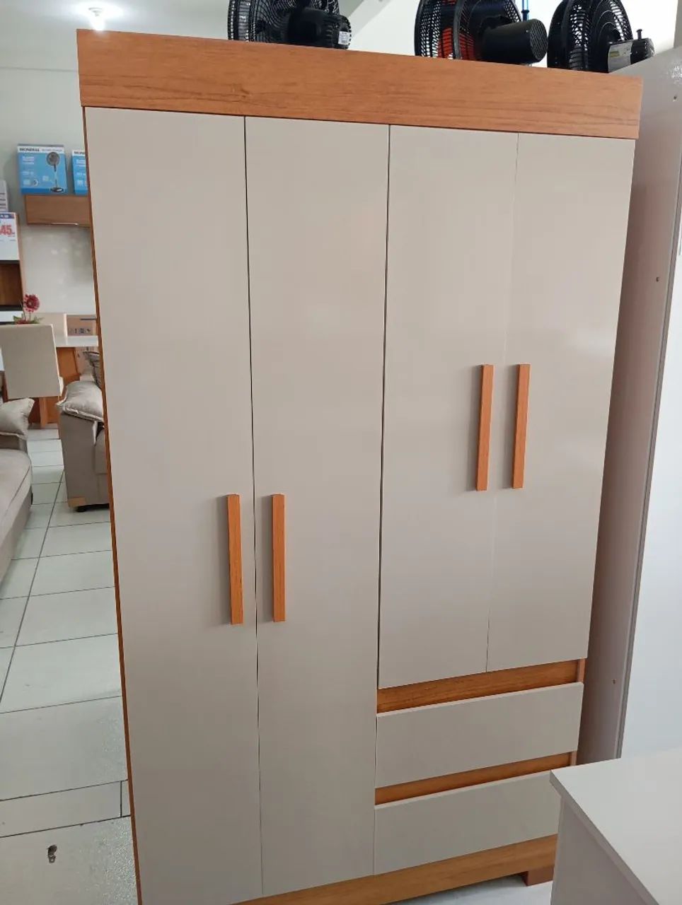 Guarda-Roupa Moderno com Design Elegante