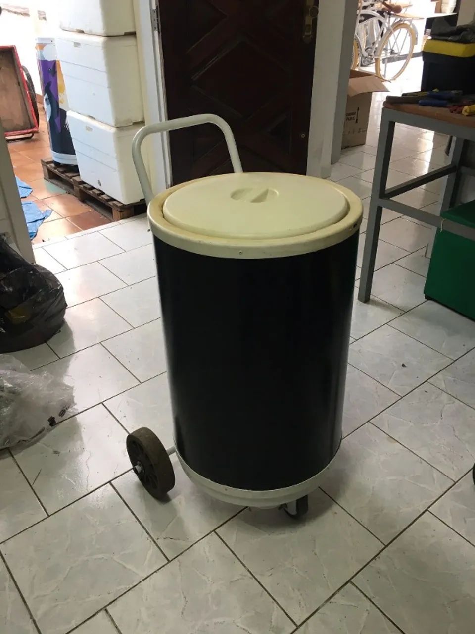 Carrinho cooler 75 latas rodas maciças - Foto 4