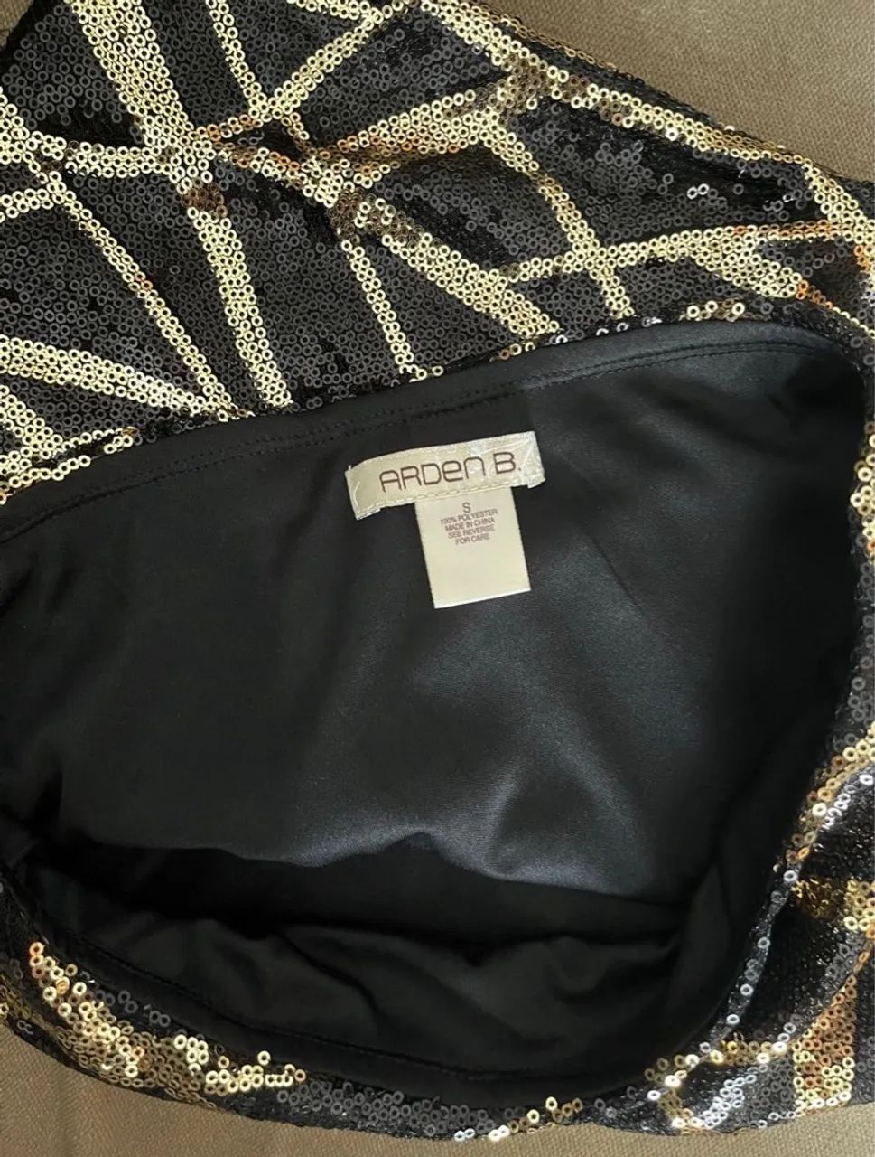 Saia curta com mini paetês preto e dourado - P - Foto 3
