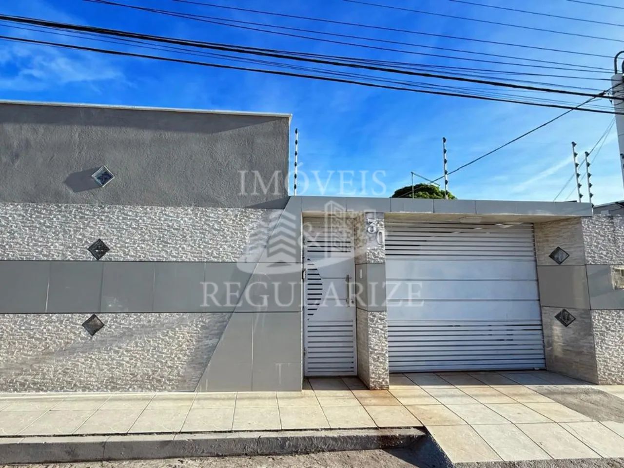 Casa em Rua Píblica 3/4 (1 Suíte) com GARAGEM para 6 Carros em Nova Parnamirim - Parnamiri