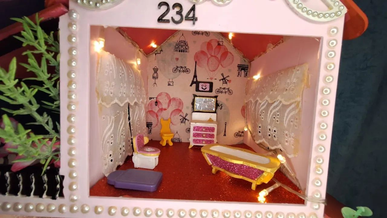 Casinha de Boneca montada decorada com móveis e luz  - Foto 5