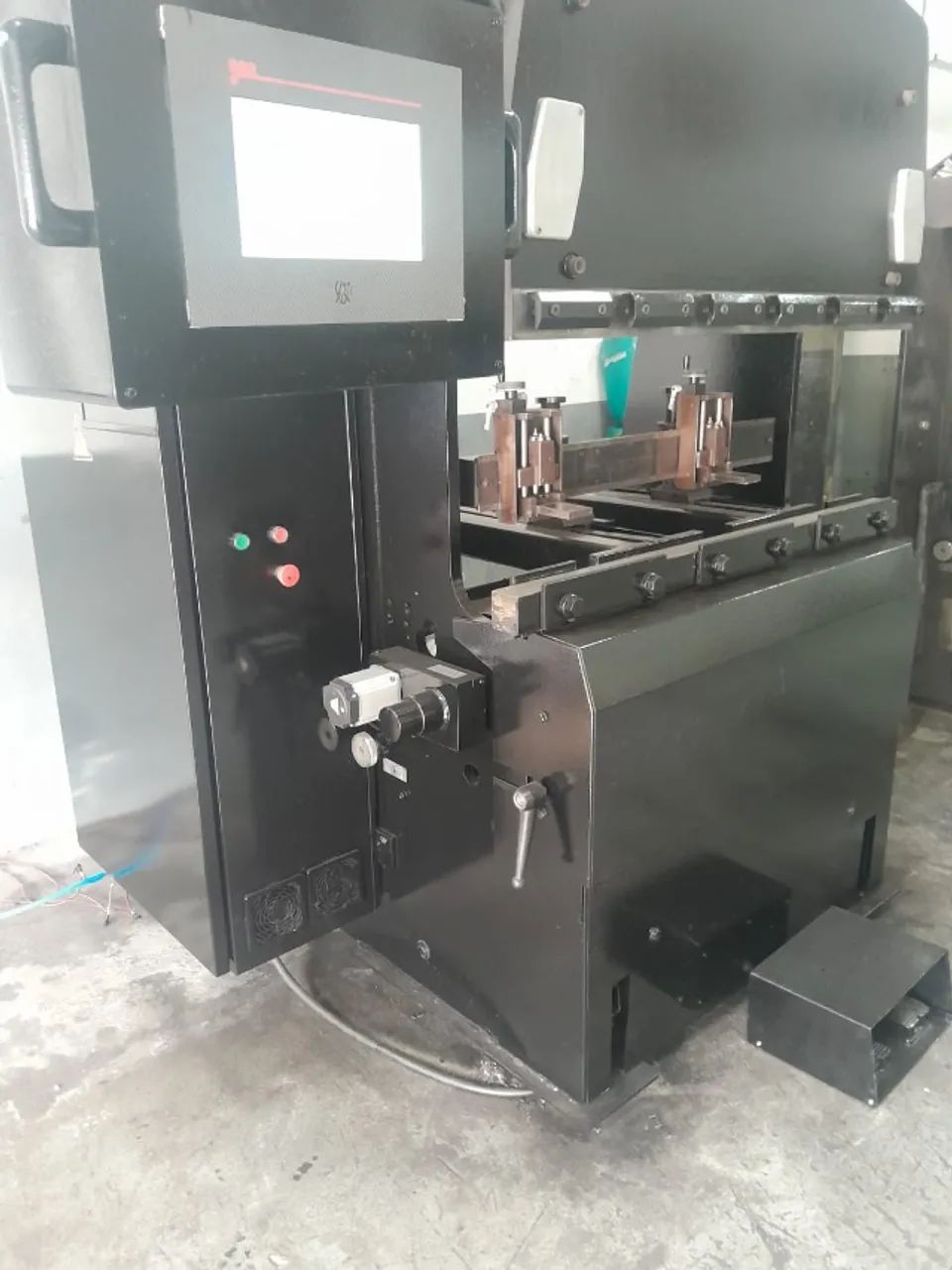 À VENDA: Dobradeira Hidráulica Amada CNC 3 Eixos - Foto 3