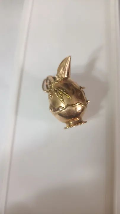 Pingente de ouro rosado modelo ânfora peça vintage 