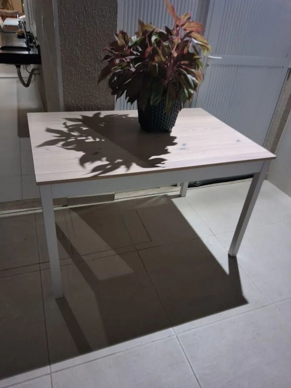 Mesa e bancos de áreas internas - Foto 2