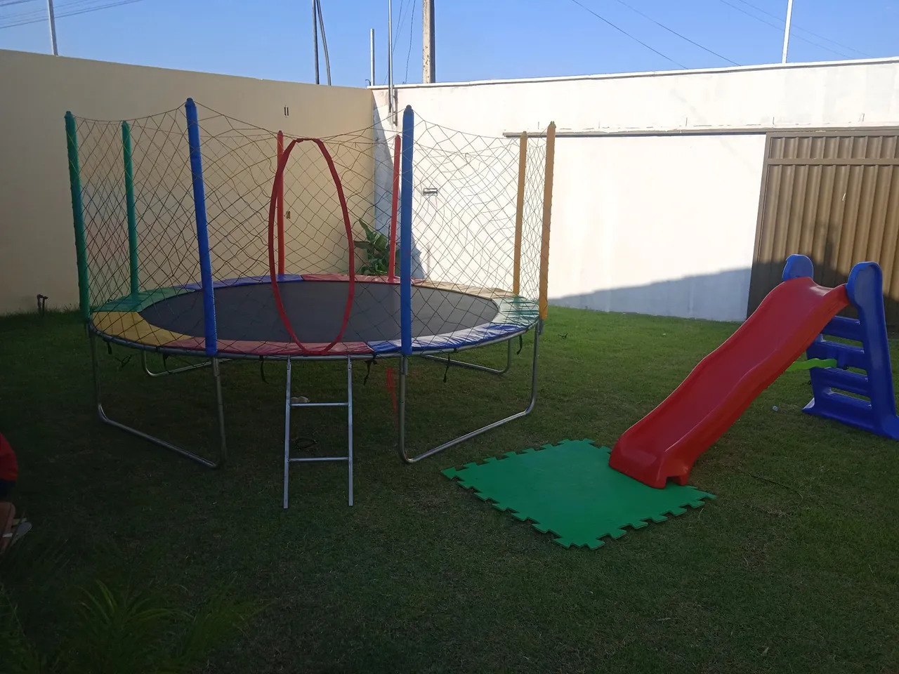 Trampolím e escorregador para crianças pula pula