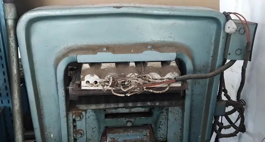 Máquina de gravação profissional com algumas fontes de linotipos 